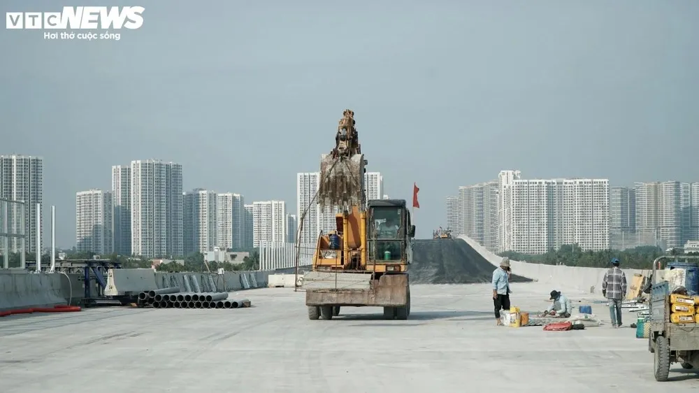 Để đưa dự án về đích đúng tiến độ cam kết, nhà thầu huy động tối đa lực lượng công nhân, máy móc thiết bị thi công liên tục.