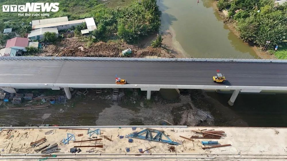 Theo ghi nhận, những ngày đầu tháng 1, đoạn cầu cạn tuyến Vành đai 3 đã dần hoàn thiện hình hài. Nhiều hạng mục cơ bản xong, hiện các đơn vị tiếp tục lắp đèn chiếu sáng, biển báo, đèn tín hiệu, lưới chống chói, sơn vạch kẻ đường và hệ thống báo hiệu phục vụ giao thông thủy tại các cầu vượt sông.