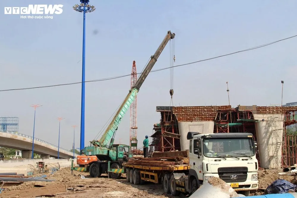 Về vật liệu, nguồn cát hiện đã bảo đảm, với Đồng Tháp, Vĩnh Long cung cấp ổn định. Các loại đá và vật liệu khác được tập kết theo từng phân đoạn để tránh bị động, nhất là trong mùa mưa.