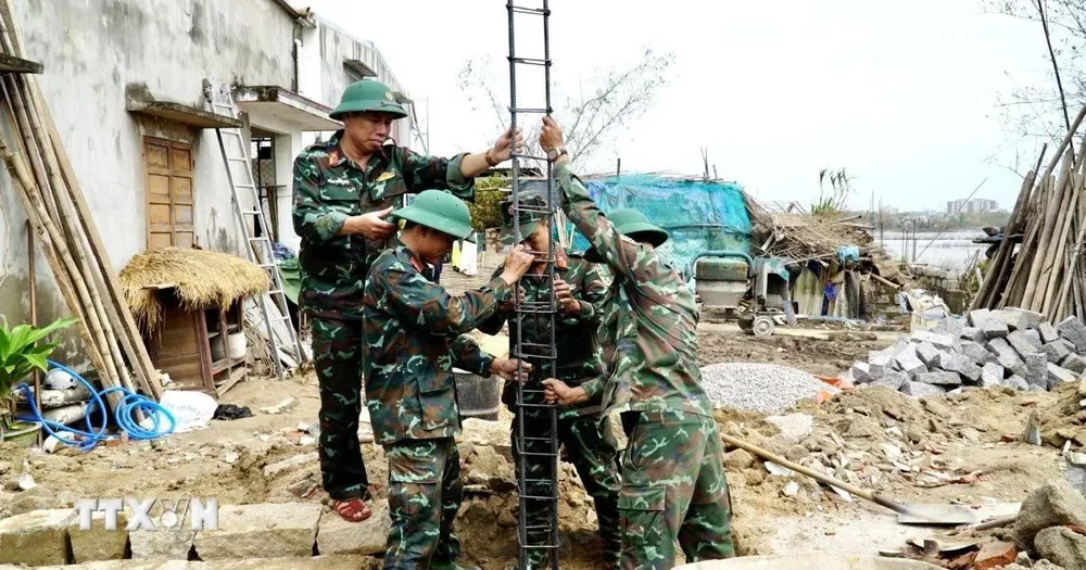 Lực lượng quân đội thực hiện xây nhà cho người dân vùng lũ ở Gia Lai. (Ảnh: Sỹ Thắng/TTXVN) 