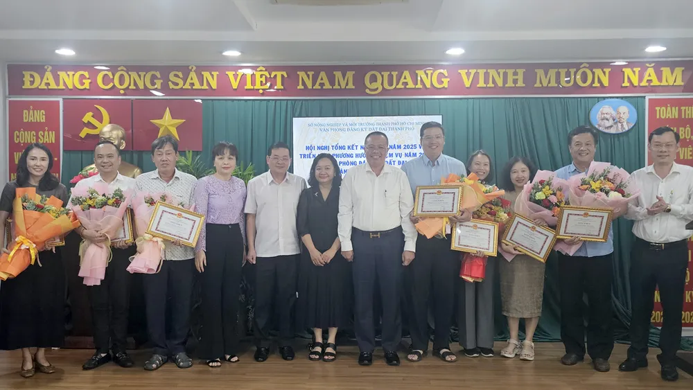 Giám đốc Nguyễn Toàn Thắng tặng giấy khen của Sở NN-MT cho các đơn vị có thành tích xuất sắc trong năm 2025.