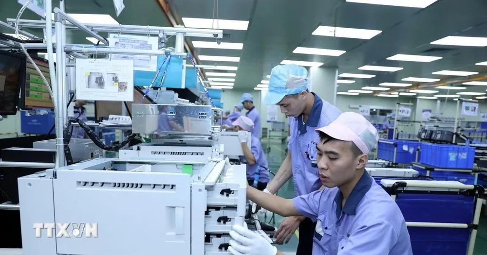 Công nhân tại khu công nghiệp, đô thị VSIP Hải Phòng, chuyên sản xuất linh kiện điện tử cho máy văn phòng. (Ảnh: Danh Lam/TTXVN) 