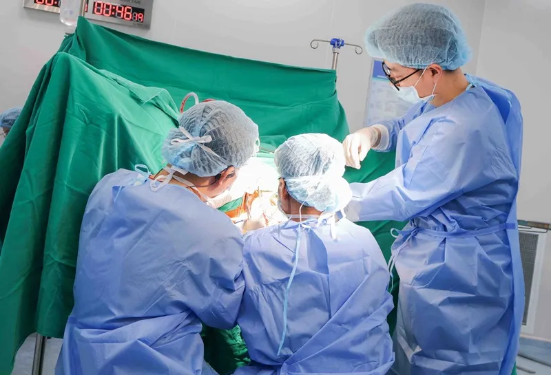 Ca phẫu thuật cho bệnh nhận 69 tuổi.
