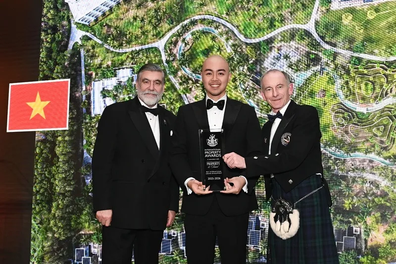 Đại diện SonKim Land nhận giải thưởng dự án nghỉ dưỡng quốc tế xuất sắc nhất của IPA.
