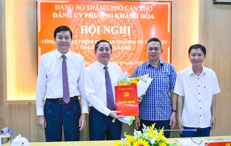 Lãnh đạo Ban Tổ chức Thành ủy Cần Thơ trao quyết định và tặng hoa chúc mừng ông Ngô Hùng.