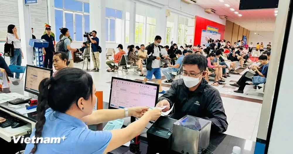 Hành khách mua vé tàu tại một ga của ngành Đường sắt. (Ảnh: Vietnam+) 