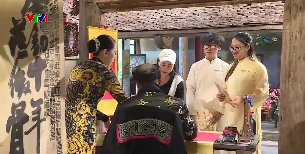 Đông đảo du khách trải nghiệm Tết xưa trong lòng phố cổ Hà Nội