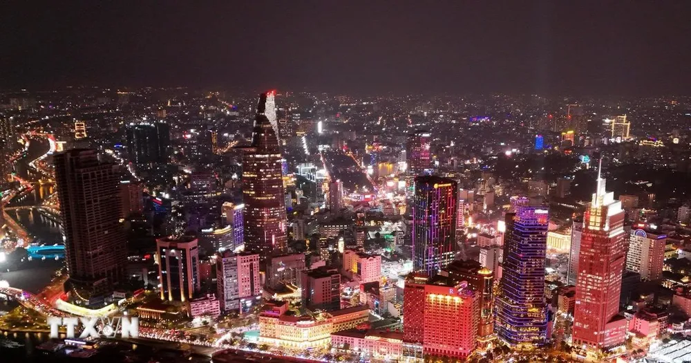 Toàn cảnh trung tâm TPHCM rực sắc Đỏ bên sông Sài Gòn hướng về Đại hội XIV. (Ảnh: Hồng Đạt/TTXVN)