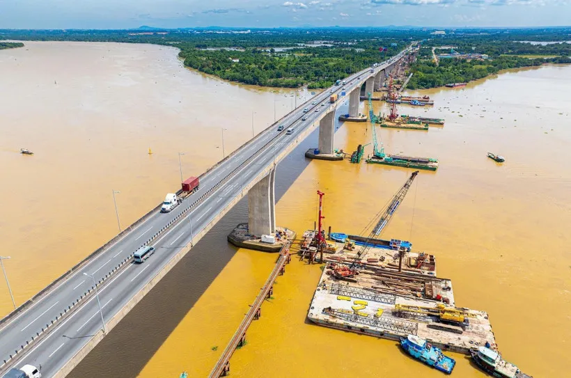 Thi công cầu Long Thành mới thuộc dự án mở rộng đoạn cao tốc TPHCM - Long Thành. (Ảnh: Công Phong/TTXVN) 