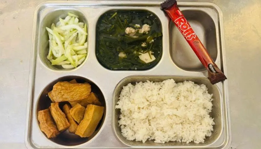 Suất ăn bán trú của học sinh trường Tiểu học Tân Quy được nhà trường đăng ngày 22/1/2026 (ảnh: website nhà trường)