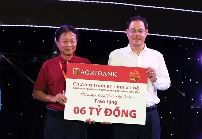 Ông Phạm Trung Kiên, Phó trưởng Văn phòng Đại diện Agribank khu vực miền Nam trao bảng tượng trưng tặng kinh phí an sinh xã hội trên địa bàn TPHCM.