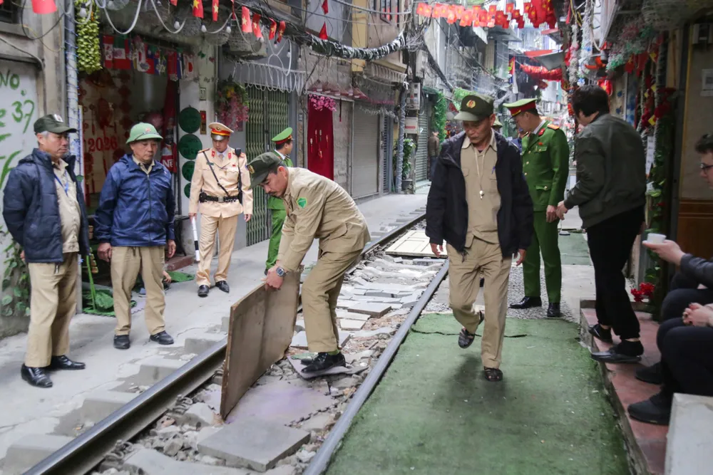 Hà Nội ra quân dẹp phố cà phê đường tàu 