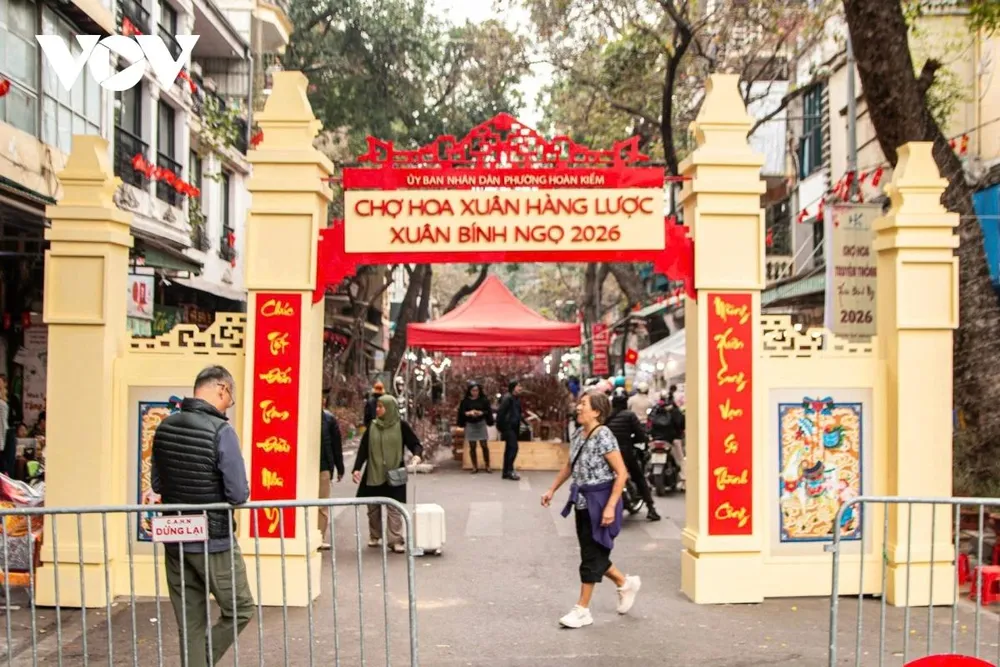 Theo thời gian, chợ hoa Hàng Lược đã thay đổi nhưng nhiều người vẫn đến đây để tìm lại giá trị truyền thống, văn hóa của người Hà thành cũng như tìm sự bình yên mà không phải phiên chợ nào cũng có. Ghi nhận sáng 3-2 (16 tháng Chạp), chợ hoa Hàng Lược tấp nập người dân du xuân, mua sắm cây cảnh, hoa đào và đồ trang trí để chuẩn bị đón Tết Nguyên đán Bính Ngọ.