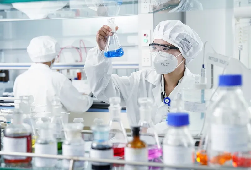 Công tác nghiên cứu và phát triển sản phẩm tại nhà máy thuốc đạt chất lượng EU-GMP của Imexpharm.