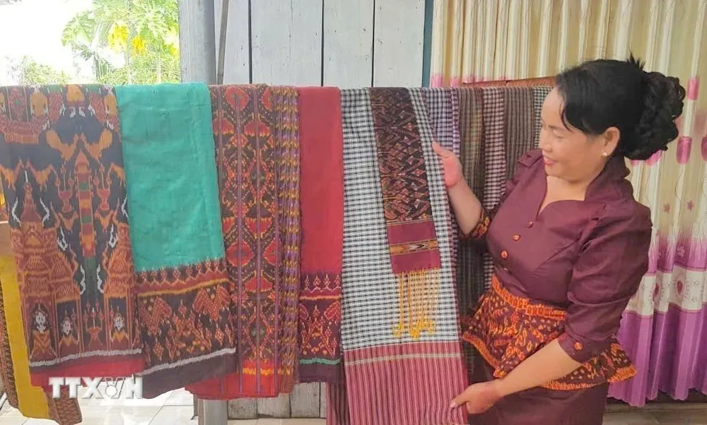 Chị Neáng Chanh Ty, Chủ nhiệm Hợp tác xã dệt thổ cẩm Khmer Văn Giáo (xã An Cư, tỉnh An Giang) giới thiệu những sản phẩm độc đáo của làng nghề. (Ảnh: Công Mạo/TTXVN) 