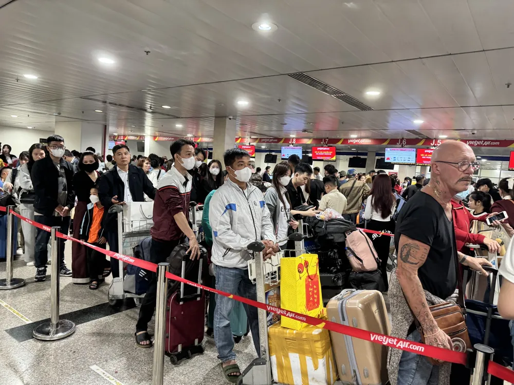 Sân bay Tân Sơn Nhất dịp cao điểm Tết đón 165.000 lượt khách