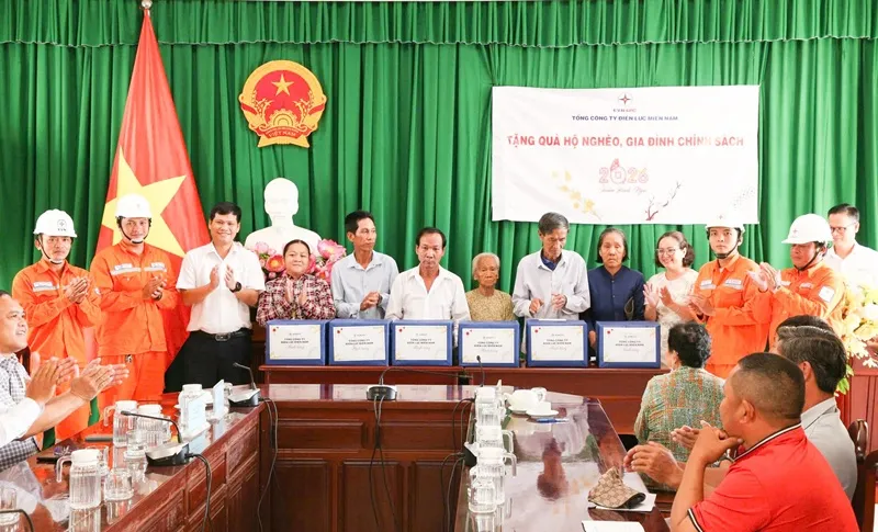 Đại diện EVNSPC trao quà Tết cho các gia đình chính sách, người cao tuổi, hộ nghèo, hộ cận nghèo trên địa bàn.