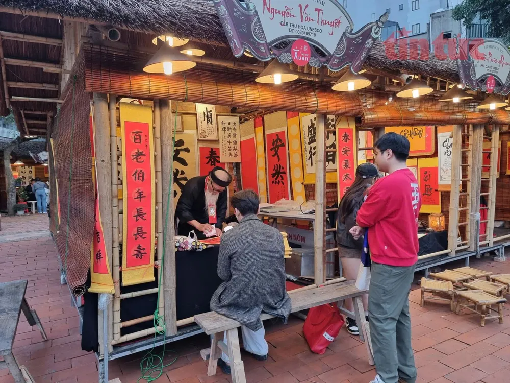 Hội chữ Xuân tổ chức tại hồ Văn thuộc di tích Văn Miếu - Quốc Tử Giám. Ảnh: XC 