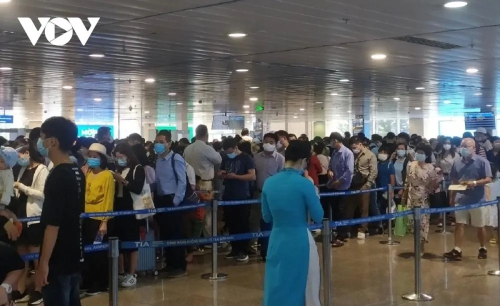Tân Sơn Nhất đón khách kỷ lục, quản lý bay kích hoạt điều hành cao điểm.