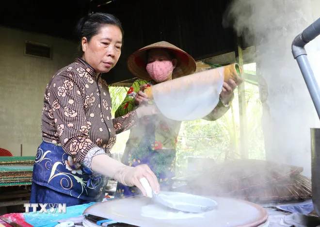 Công việc tráng bánh thuê mang lại thu nhập khá cho nhiều phụ nữ tại địa phương. (Ảnh: Lê Thúy Hằng/TTXVN)