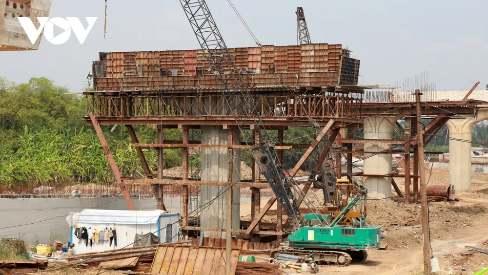 Công nhân kỹ sư sinh hoạt, túc trực ngay công trường