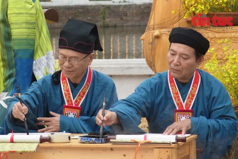 Xin chữ là nét văn hoá đề cao tinh thần hiếu học, trọng đạo lý, hướng con người tới những giá trị chân thiện mỹ.