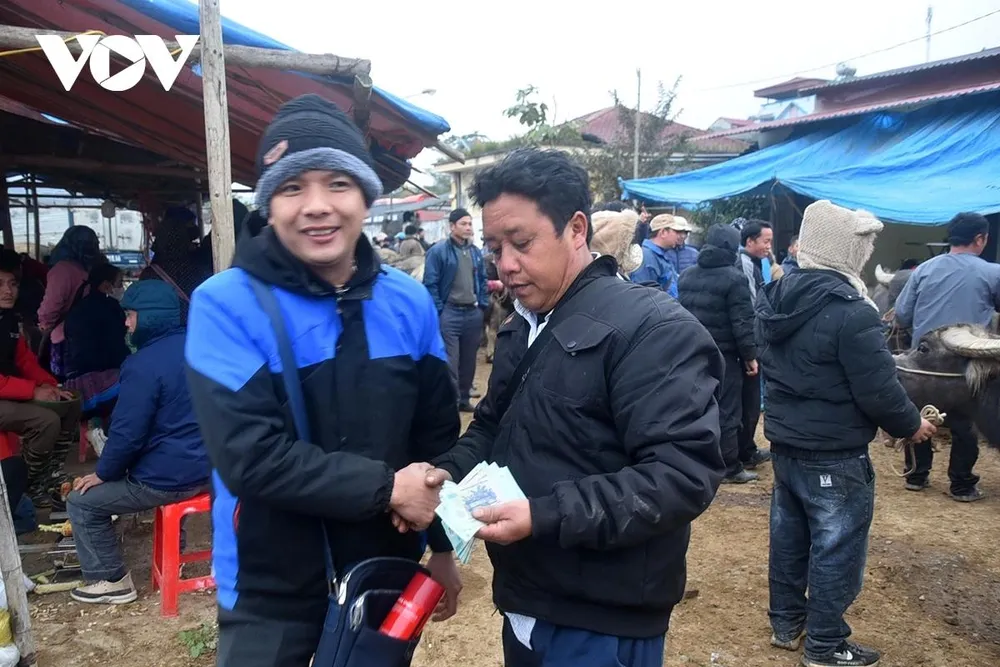 Sau cái bắt tay chốt giá, một giao dịch thành công.