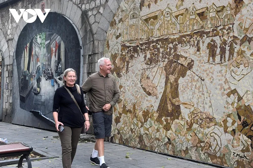 Thành phố Hà Nội đang xem xét phương án phát triển không gian tại khu vực vòm cầu. Các sở, ngành và nhà đầu tư khảo sát thực địa, tổ chức nghiên cứu.