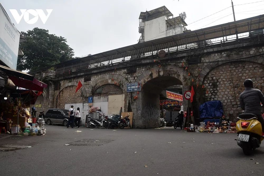 Không gian vòm cầu tiếp cận lõi phố cổ.