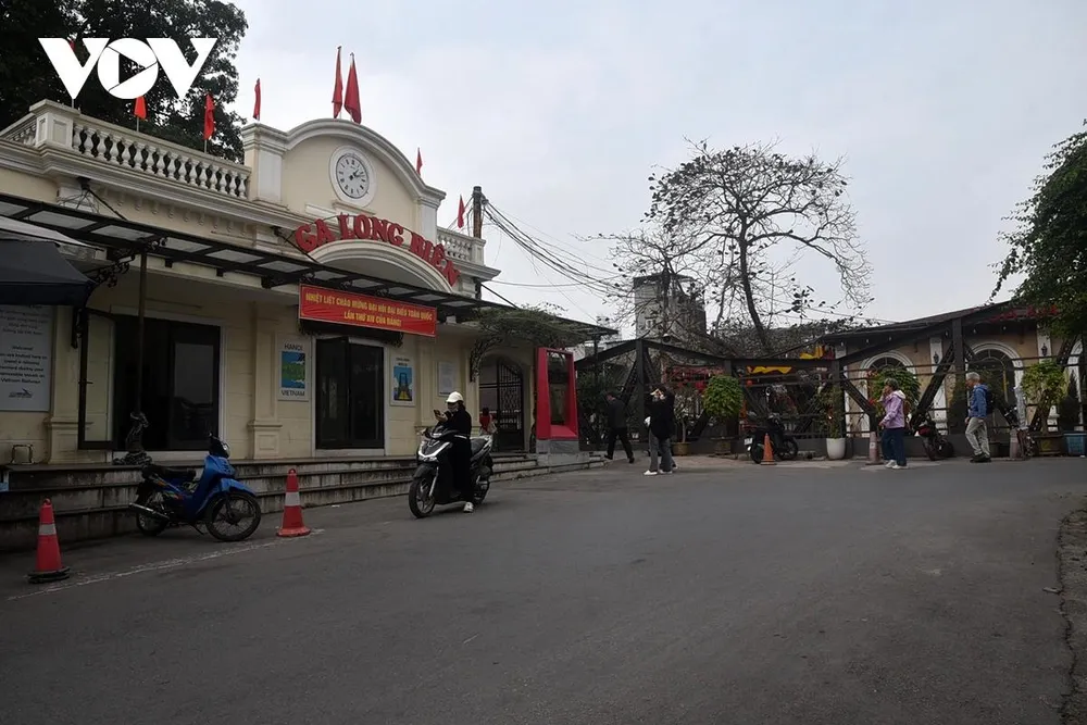 Từ Ga Long Biên, dải vòm cầu đá kéo dài dưới chân cầu Long Biên vắt qua hơn một thế kỷ song hành cùng nhịp sống đô thị.