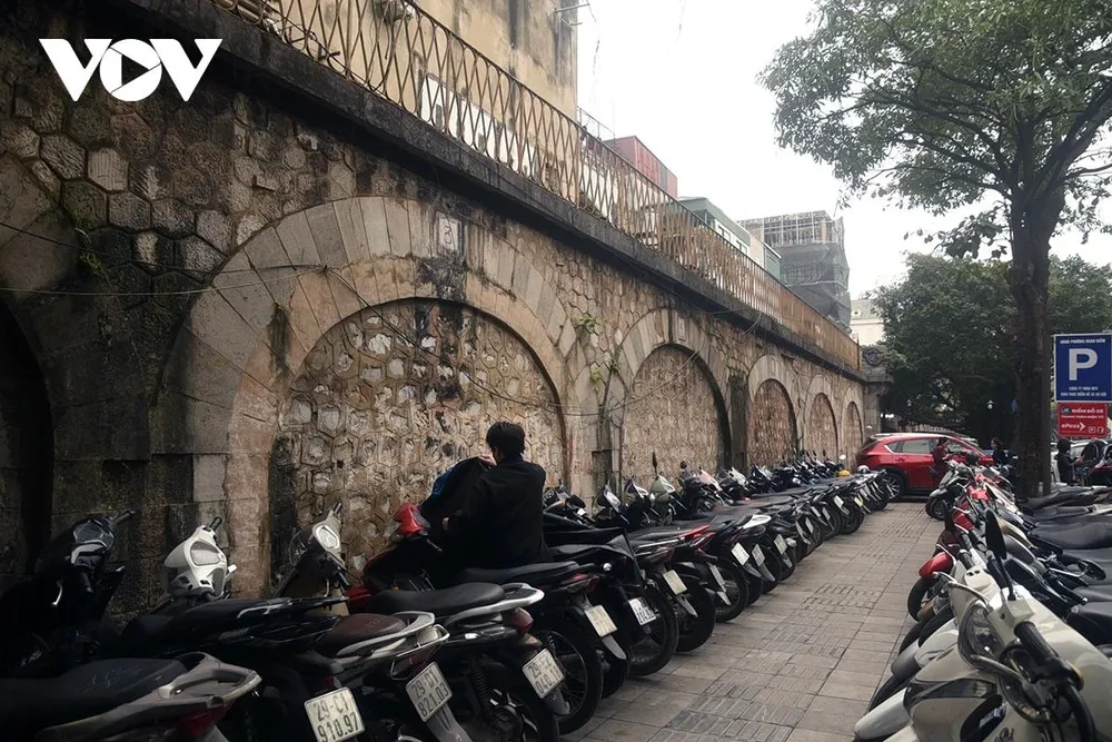 Những ô vòm đá đầu tiên được đánh số từ Cửa Đông chạy dọc phố Phùng Hưng ra ga Long Biên