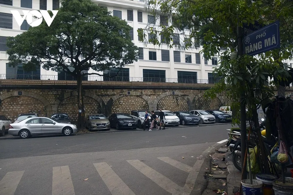 Dọc vỉa hè tuyến phố Phùng Hưng chủ yếu là điểm trông giữ phương tiện, tiềm năng chưa được phát huy tương xứng