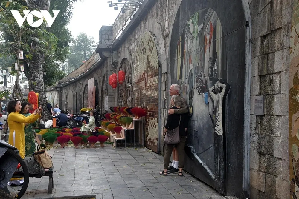 Những năm gần đây, hoạt động nghệ thuật cộng đồng tại vòm cầu Phùng Hưng trở thành điểm thu hút du khách