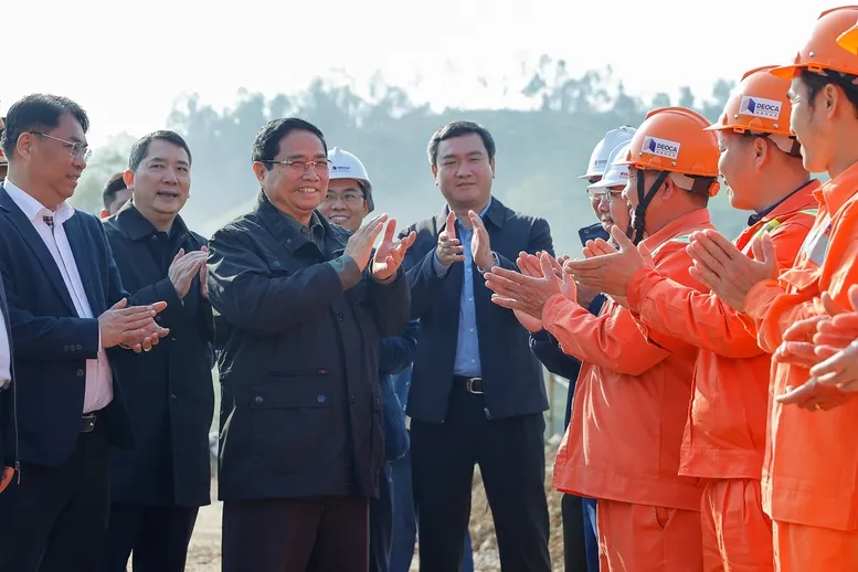 Thủ tướng động viên công nhân thi công tại nút giao IC-07 dự án cao tốc Hữu Nghị-Chi Lăng - Ảnh: VGP/Nhật Bắc