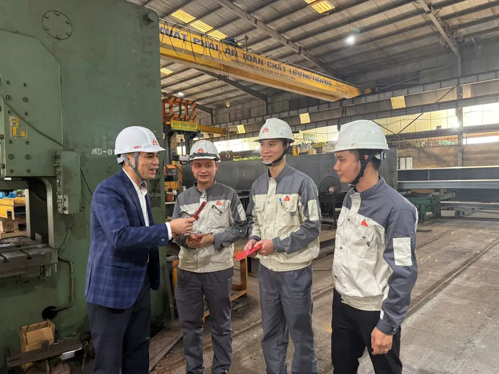 Lãnh đạo Công đoàn Hà Nội kiểm tra và chúc Tết ngày làm việc đầu xuân Bính Ngọ.