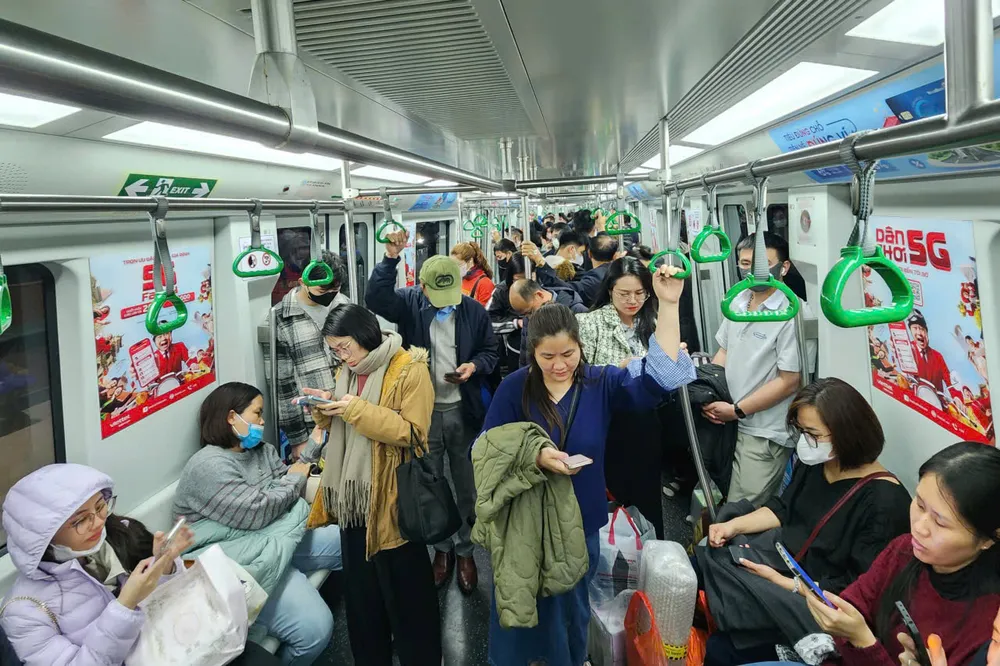 Hành khách trên chuyến tàu điện Cát Linh - Hà Đông.