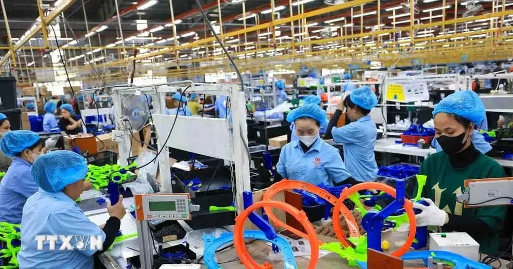 Sản xuất sản phẩm đồ chơi trẻ em xuất khẩu sang thị trường Mỹ, Pháp, Chile của Công ty TNHH Chế xuất Billion Max Việt Nam, 100% vốn Hong Kong (Trung Quốc). (Ảnh: Phạm Hậu/TTXVN) 