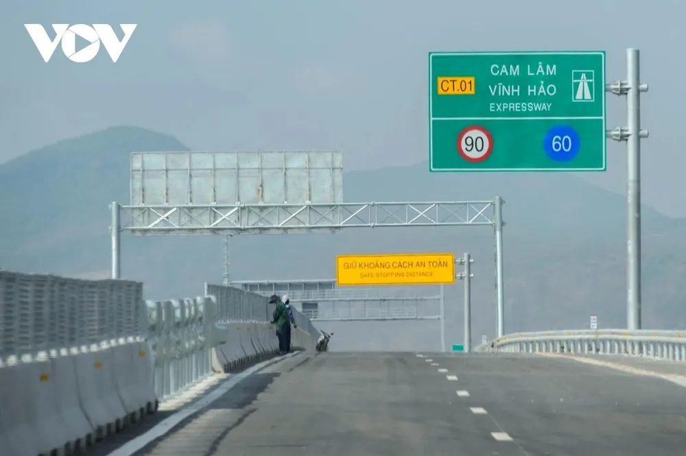 Tuyến cao tốc Cam Lâm - Vĩnh Hảo được đưa vào khai thác đã lâu nhưng vẫn chưa có trạm dừng nghỉ.