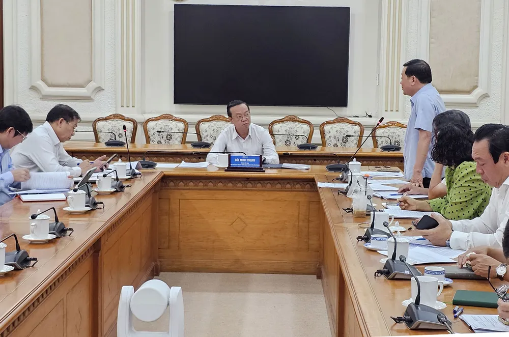 Giám đốc Nguyễn Toàn Thắng báo cáo tại buổi làm việc. Ảnh: Đỗ Trà Giang