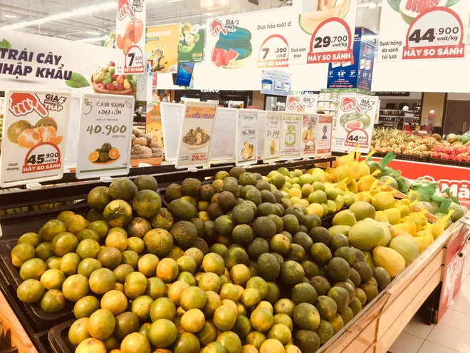 Nhu cầu mua các loại trái cây dùng để thắp hương và bày mâm ngũ quả ngày Tết tăng đột biến tại nhiều địa phương. (Ảnh: Vietnam+)