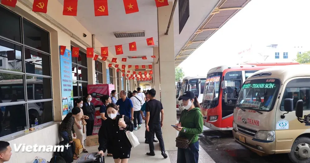 Nhiều nhà xe giảm số chuyến để đối phó giá xăng dầu tăng cao