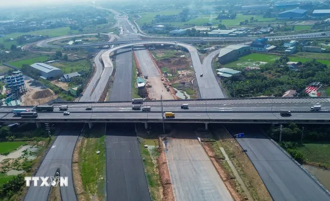 Tuyến Vành đai 3 TPHCM, đoạn qua tỉnh Tây Ninh đang dần hoàn thiện, góp phần tăng cường kết nối giao thông vùng kinh tế trọng điểm phía Nam. (Ảnh: Giang Phương/TTXVN)