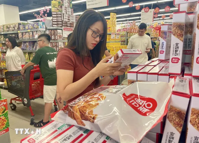 Khách hàng mua sắm trong hệ thống siêu thị ở TPHCM. (Ảnh: Hương Giang/TTXVN)