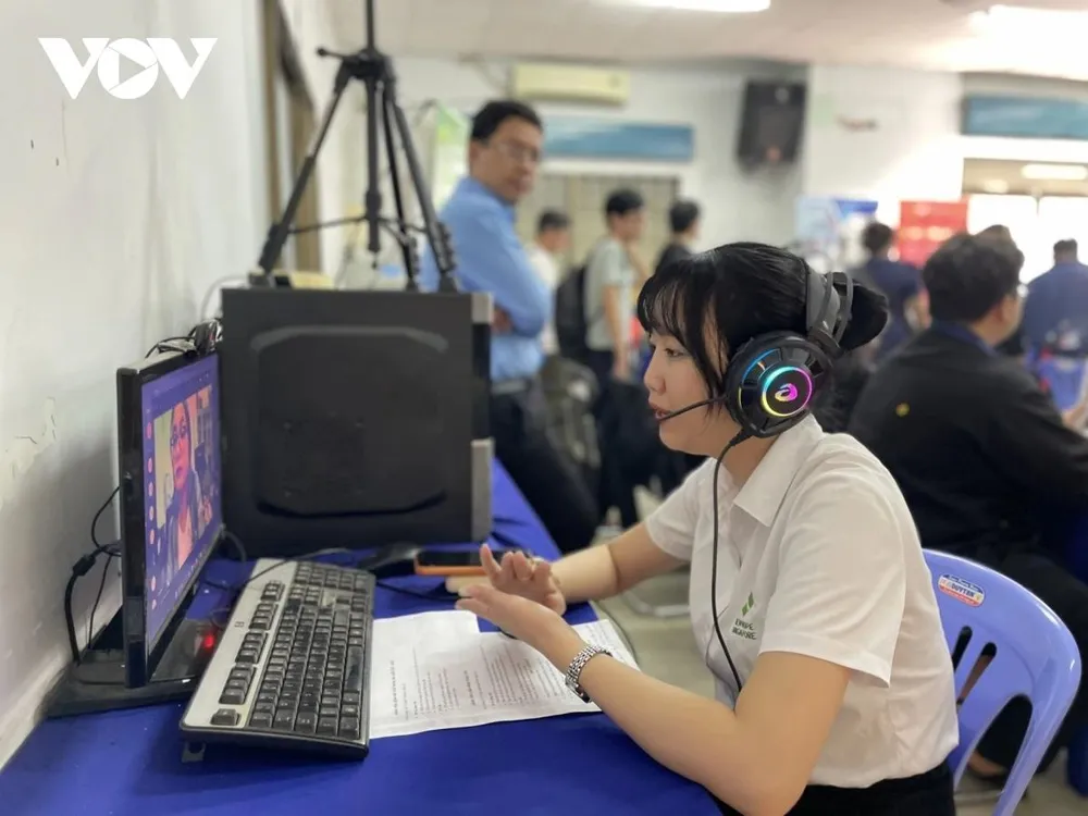 Chị Ngô Khả Vân, Phòng nhân sự Tập đoàn Newhope đang trao đổi trực tuyến với ứng cử viên