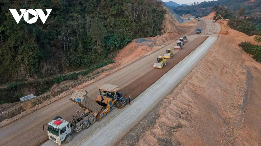 Giá xăng dầu tăng sốc vì xung đột Trung Đông, công trường giao thông đối mặt nguy cơ chậm tiến độ.