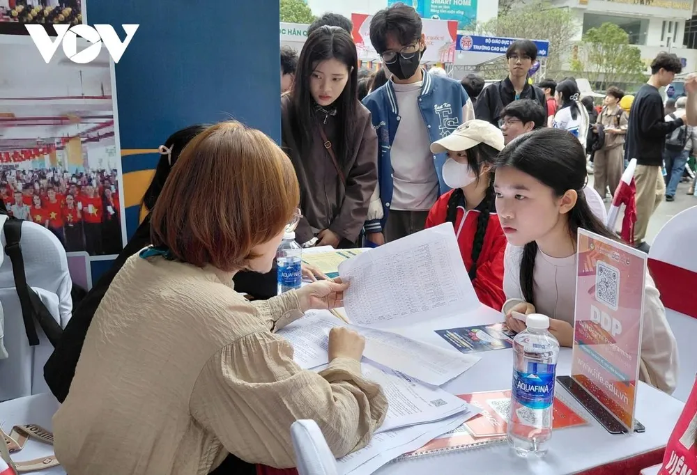 Thí sinh tìm hiểu thông tin tuyển sinh đại học 2026