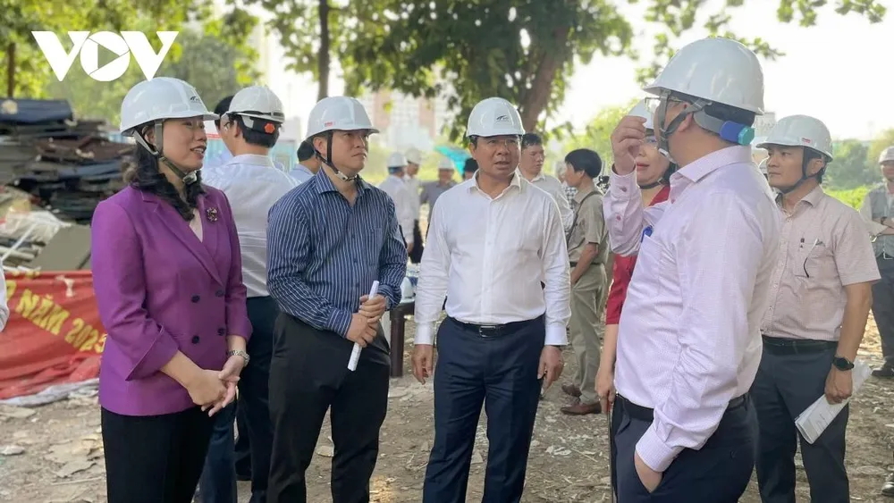 Ông Nguyễn Văn Được nghe các địa phương báo cáo