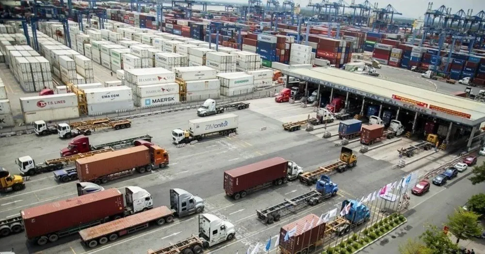 Kìm đà tăng chi phí vận tải trước biến động giá xăng dầu