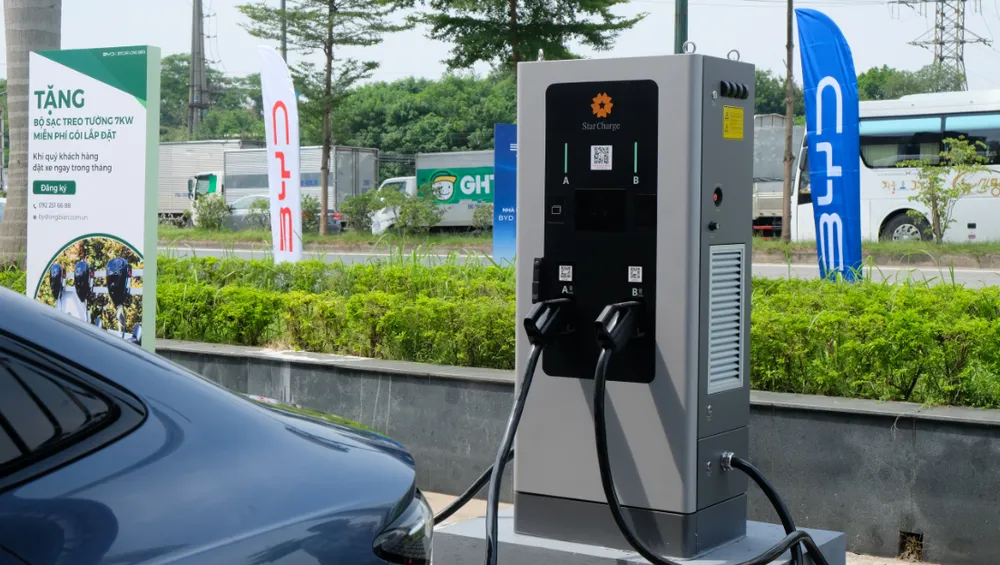 TPHCM chấn chỉnh hoạt động lắp đặt trạm sạc xe điện trên vỉa hè