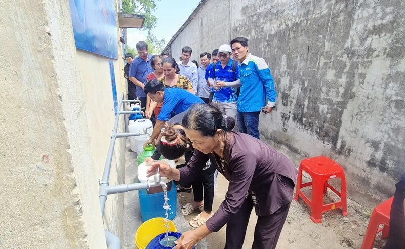 Trao tặng hệ thống lọc nước phèn, mặn vùng ven biển Cần Thơ